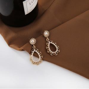 White Waterdrop Pearl Gold Chain Earrings