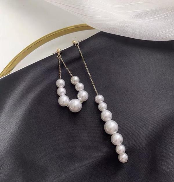 Asymmetry White Pearl Dangle Earrings