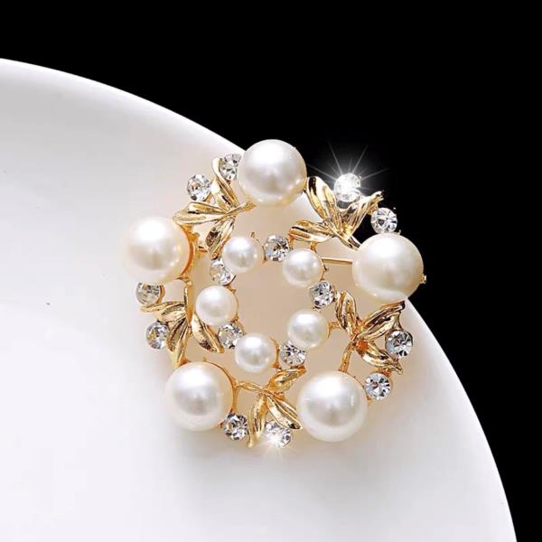 White Pearl Gold Leaf Wreath Brooch