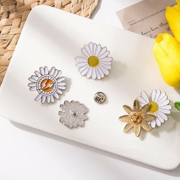 White Daisy Flower Metal Brooch