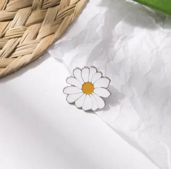 White Daisy Flower Metal Brooch