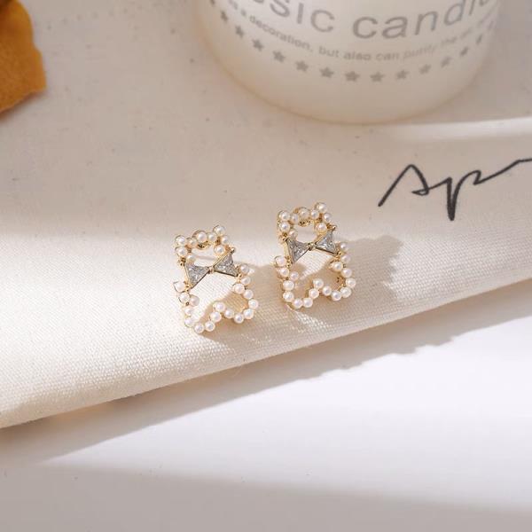 Cute White Pearl Bear Crystal Bow Studs