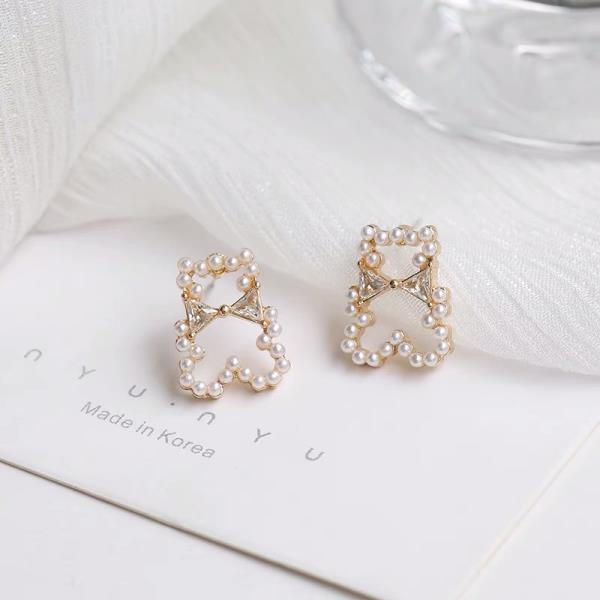 Cute White Pearl Bear Crystal Bow Studs