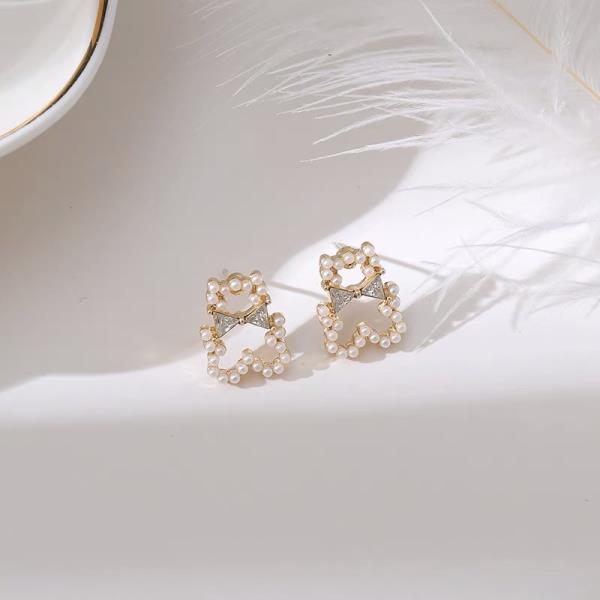 Cute White Pearl Bear Crystal Bow Studs