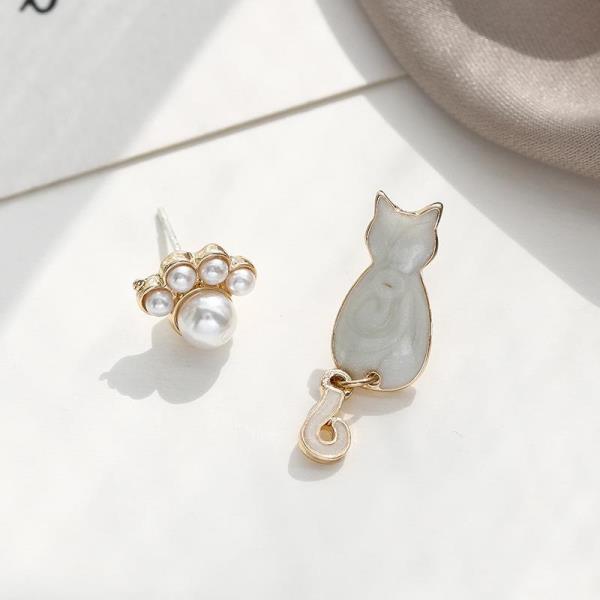 Cute Cartoon Pearl Cat Paw Asymmetry Studs