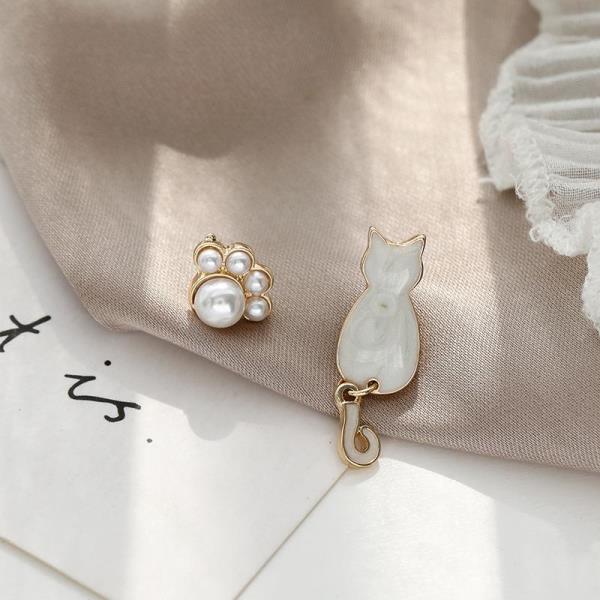 Cute Cartoon Pearl Cat Paw Asymmetry Studs