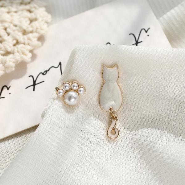 Cute Cartoon Pearl Cat Paw Asymmetry Studs