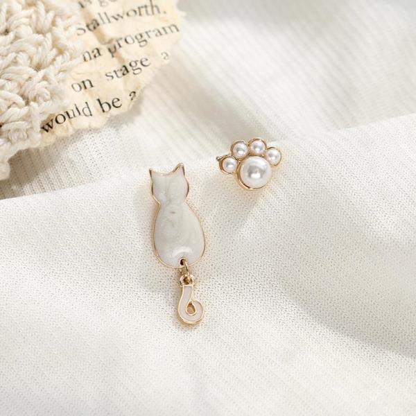 Cute Cartoon Pearl Cat Paw Asymmetry Studs