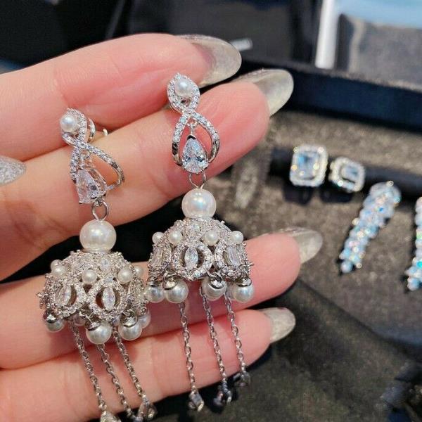 Retro Luxury 18K Platinum White Pearl Zircon Earrings