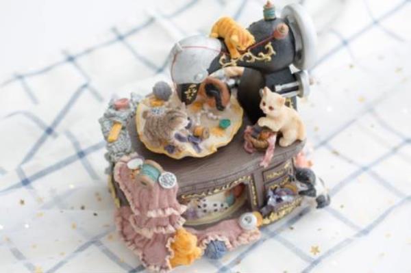 Retro Vintage Sewing Machine Cats Party Rotate Music Box