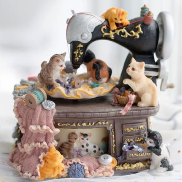 Retro Vintage Sewing Machine Cats Party Rotate Music Box