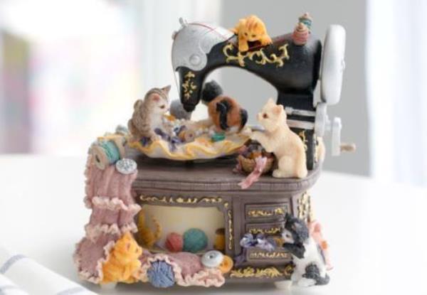 Retro Vintage Sewing Machine Cats Party Rotate Music Box