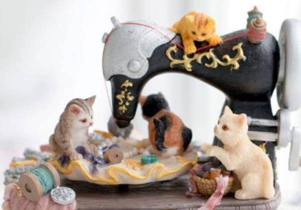 Retro Vintage Sewing Machine Cats Party Rotate Music Box