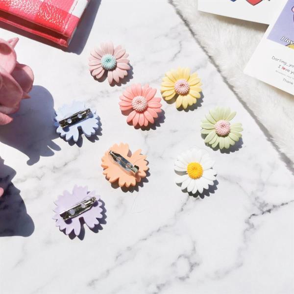 8 Fashion Daisy Flower Corsage Brooches