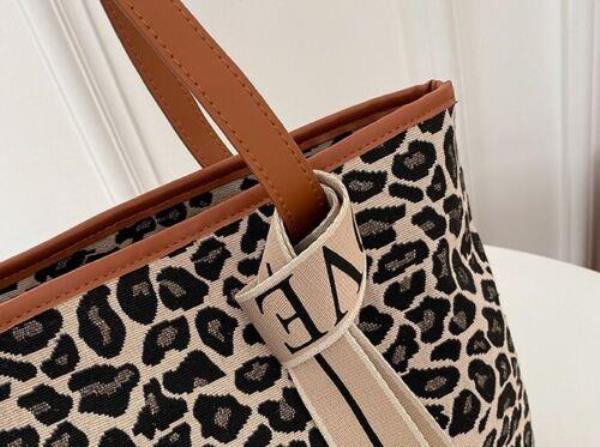 Leopard Plaid Cloth Zip Tote Bag