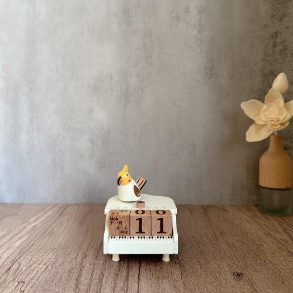 Creative Wooden Spin Figurine Desktop Calendar Music Box