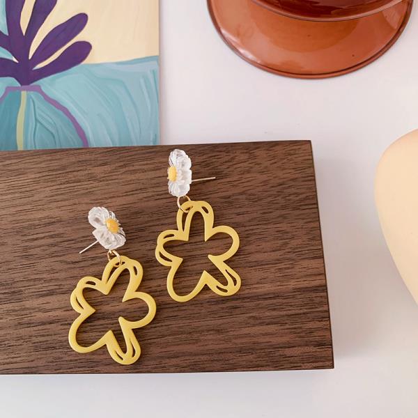 Acrylic Daisy Flower Hollow Earrings