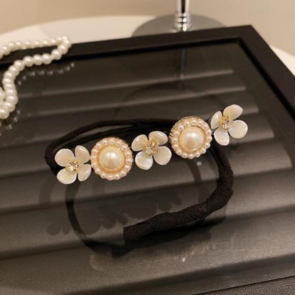 Retro Style White Pearl Flower Hair Holder